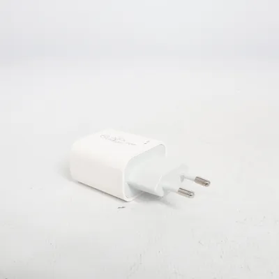 Telefoon oplader (mobilladdare • USB-C laddare • 20W • Quick Charger • snabbladdare • väggadapter • EU-kontakt • vit • kompakt • iPhone • Samsung • reseladdare • fast charging • tech essentials • minimalistisk • smart vardag)