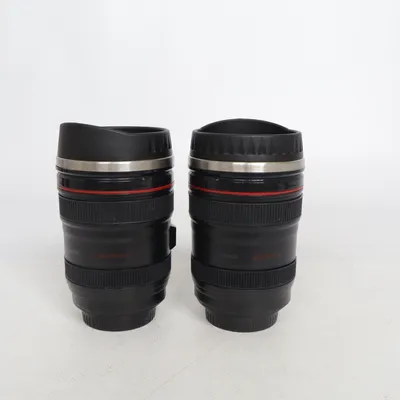 Tasse thermos (thermos mug, travel mug, thermal mug, coffee cup, drink cup, camera lens, camera, photography, photographer, black, design, novelty, gift, Fotografiska, Tallinn, photography museum, hot drinks, cold drinks) de Fotografiska