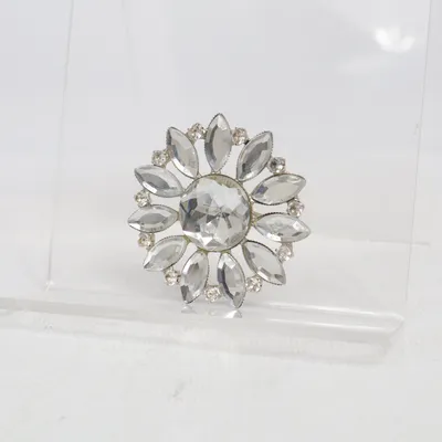 Brosch (Silverfärgad) Okänd metall