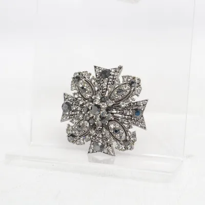 Brosch (Silverfärgad, Svart) Okänd metall