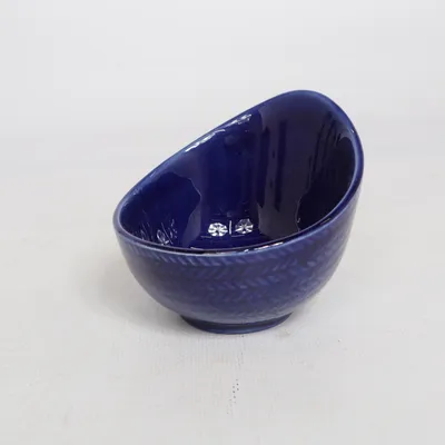 Skål (Rörstrand • Blå Eld • Hertha Bengtson • skål • koboltblå • fiskbensrelief • svensk keramik • servering • samlarobjekt • mycket bra skick • vintage • mid-century • Scandi design • Japandi • blå accent • statement piece) från Rörstrand