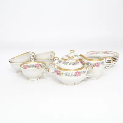 Servis (KPM porcelain, vintage tea set, floral china set, fine porcelain, antique style, elegant tea party, cottagecore decor, shabby chic, romantic home decor, gold trim porcelain, vintage tableware, tea cups and saucers, sugar bowl, creamer set, luxury porcelain, classic European style, grandma chic, timeless elegance, collectible china, floral pattern afternoon tea aesthetic, royalcore, Victorian style, French country decor, pastel floral decor, vintage kitchen, heirloom quality, porcelain collection, elegant dining, feminine decor, tea lover gift, wedding decor, romantic aesthetic, old money decor, luxury home style, antique inspired, decorative china, collectible porcelain, cozy cottage style, maximalist decor) från KPM