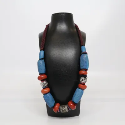 Halsband (Blå, Röd, Silverfärgad) Okänd metall