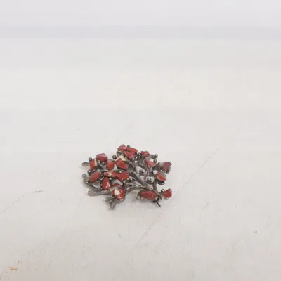 Broche (Rød, Grå) Ukendt metal