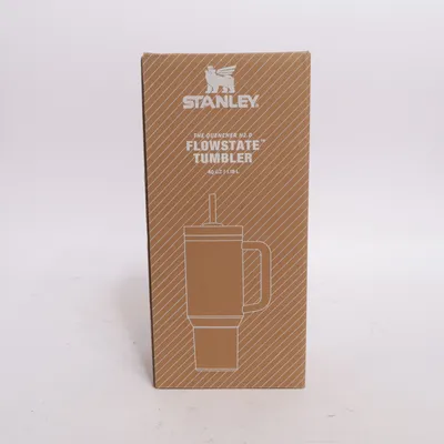 Thermos mug (The Quencher H2.0 Flowstate Tumbler) from Stanley