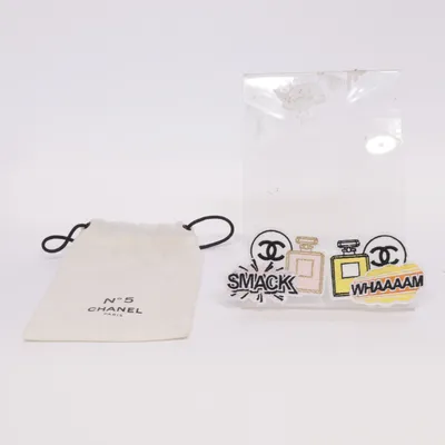 Pins (Blanc, Multicolore) de Chanel Beauté Métal inconnu