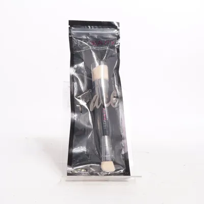 Makeup brush (Face Sculpt & Shade) from Huda Beauty