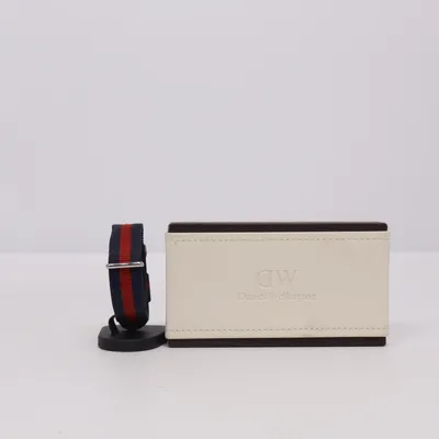 Klockarmband (Blå, Röd) från Daniel Wellington