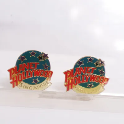 Brosch (Blå, Röd, Guldfärgad) från Planet Hollywood Okänd metall