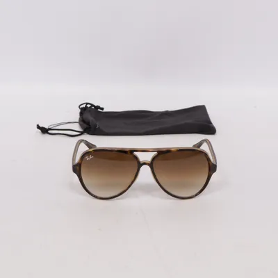 Solglasögon (RB4125) från Ray-Ban