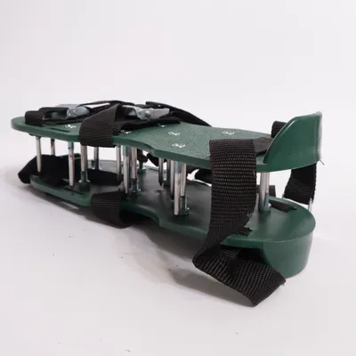Havetilbehør (Spikes für Schuhe um den Rasen zu pflegen)