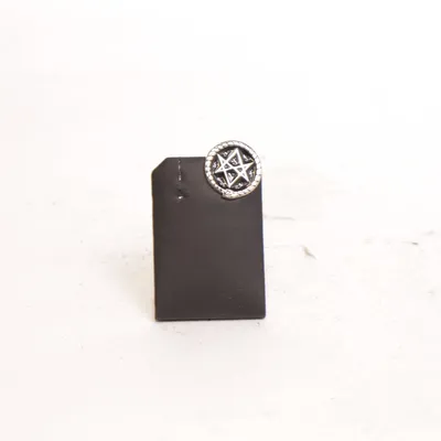 Pin (Svart) från Killstar Okänd metall