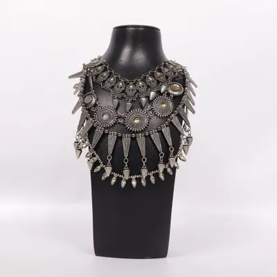 Kroppssmycke (Grå) Okänd metall