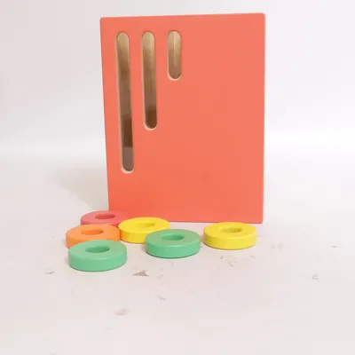 Aktivitetsleksak (Röd, Orange, Gul, Grön) från Lovevery