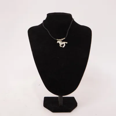 Collier (Noir, Vert, Argent) Métal inconnu