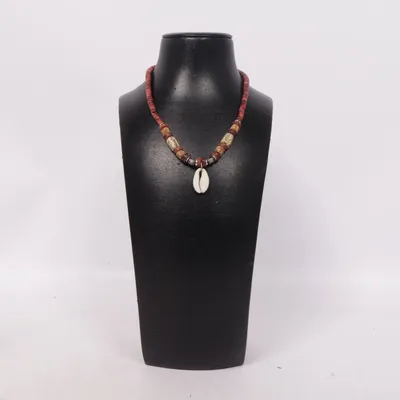 Halsband (Röd, Beige, Brun) Snäckor