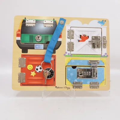 Aktivitätsspielzeug (Lock And Latch Board) von Melissa & Doug