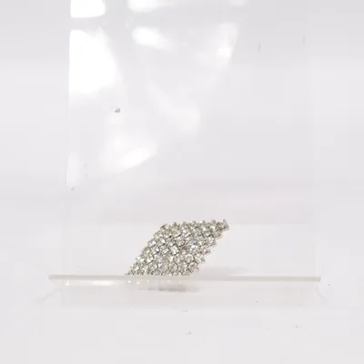 Brosch (Silverfärgad) Okänd metall