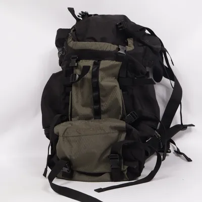 Campingryggsäck (Svart, Grön) från Amazon Basics