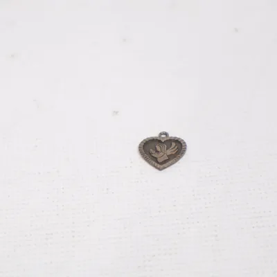 Hänge (Silverfärgad) Okänd metall