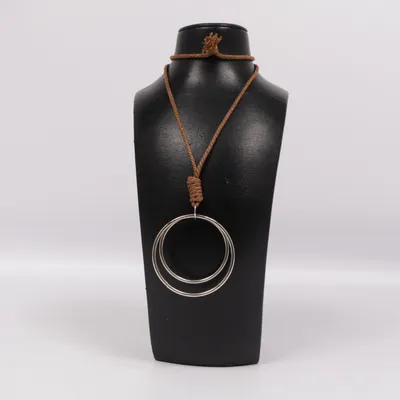 Halsband (Silverfärgad, Brun) Okänd metall