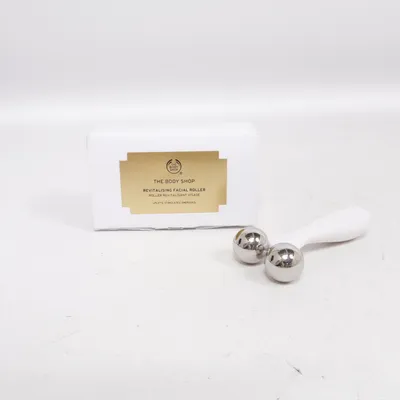 Gua sha (Revitalising Facial Roller) fra The Body Shop