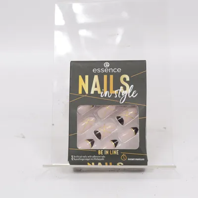 Press on nails (BE IN LINE) from Essence