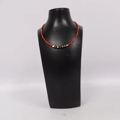 Halsband (Röd, Guldfärgad, Svart) från Amore Okänd metall
