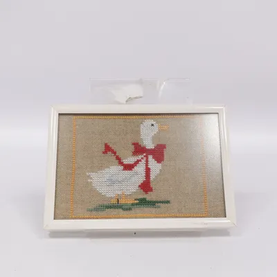 Broderad tavla (Vit, Röd, Grön, Brun)