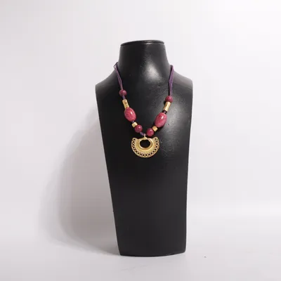 Collier (Violet, Rouge, Or) Métal inconnu