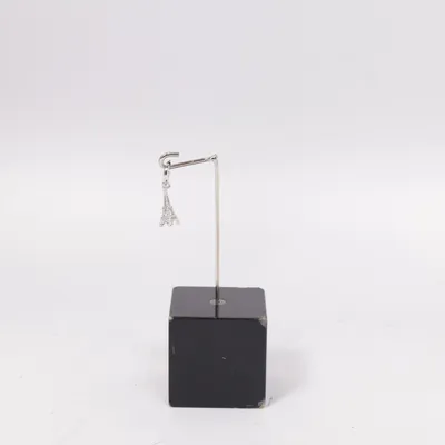 Charm (Eifelturm, Frankreich ) Unknown metal