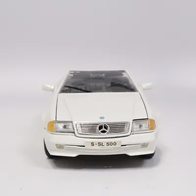 Model car (White) from Maisto