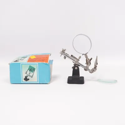 Magnifying glass (Dritte Hand Mit Lupe)