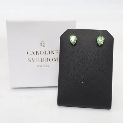 Örhängen (Grön) från Caroline Svedbom Mässing
