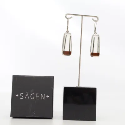 Örhängen (Vit, Brun, Silverfärgad) från Sägen Silver