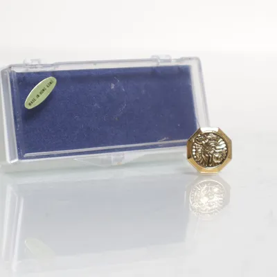 Pin (Guldfärgad) Okänd metall