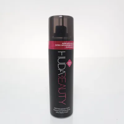 Setting spray (Resting Boss Face Ultra Matte Finish) van Huda Beauty