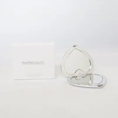 Handspegel (COMPACT HEART MIRROR) från Huda Beauty