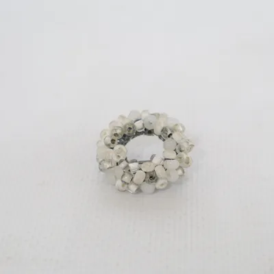 Broche (Blanc) Métal inconnu