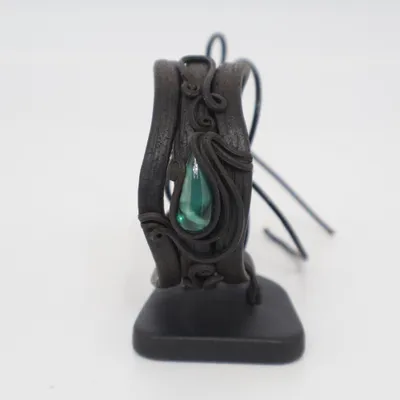 Brassard (Neues Unikat – handgefertigter Gothic Armreif aus modelliertem Leder mit smaragdgrünem Glastropfen | Mittelalter LARP Cosplay Halloween 🖤💚) Cuir