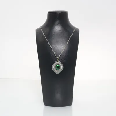 Halsband (Silverfärgad, Grön) från Svenskt Tenn Okänd metall