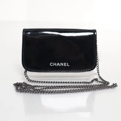Axelremsväska (Rouge Allure) från Chanel Beauté
