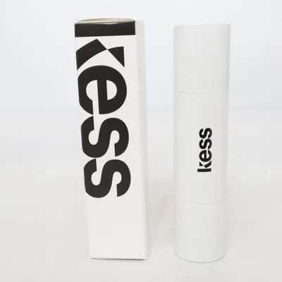 Accessoire (Blanc, Noir) de Kess Berlin