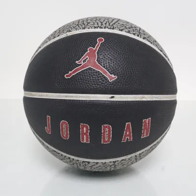 Basketbold (Sort, Grå, Rød) fra Jordan