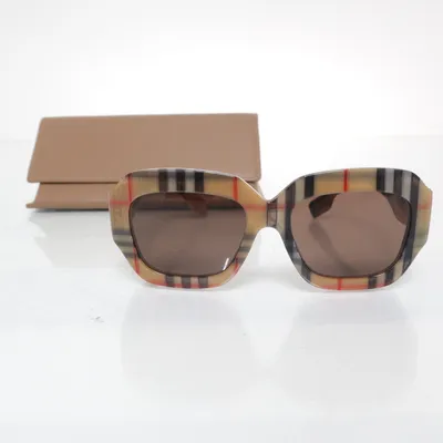 Solglasögon (B4334) från Burberry