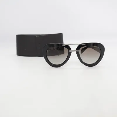 Solglasögon (SPR 28R) från Prada