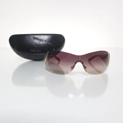 Solglasögon (SPR72G) från Prada