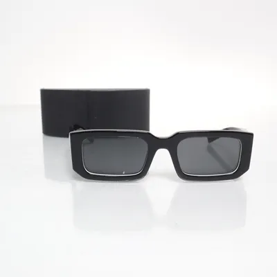 Solglasögon (SPR06Y) från Prada