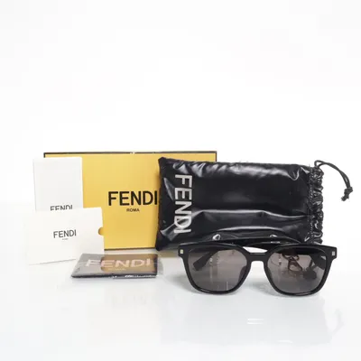 Solglasögon (FE40001U) från Fendi