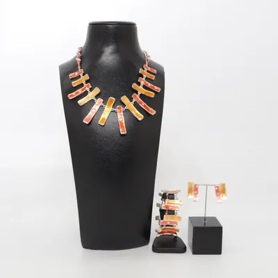Parure de bijoux (Rouge, Jaune, Argent) Métal inconnu